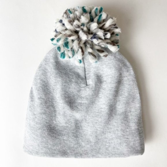 OH BABY Infant 6-18M Medium Yarn Pom Pom Beanie Hat Light Gray Stocking Stuffer - Picture 1 of 4